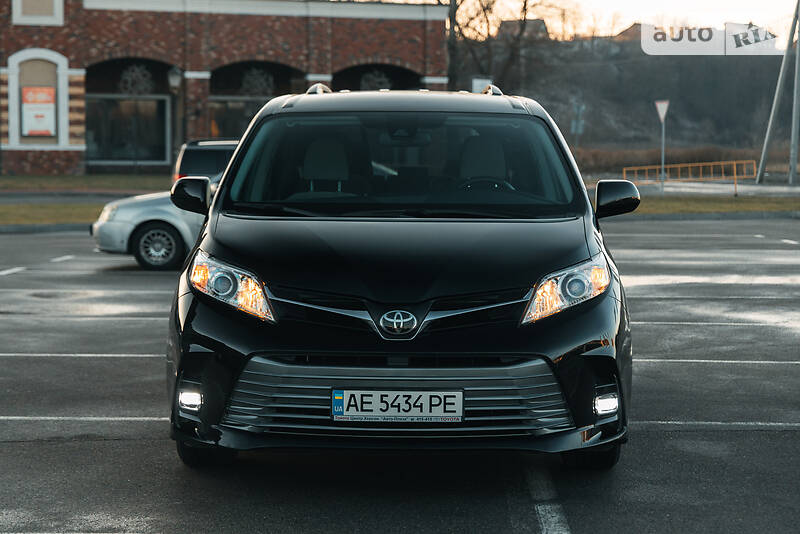 Минивэн Toyota Sienna 2018 в Киеве