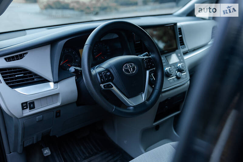 Минивэн Toyota Sienna 2018 в Киеве