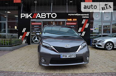 Мінівен Toyota Sienna 2017 в Львові