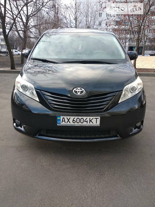 Мінівен Toyota Sienna 2010 в Харкові