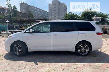 Мінівен Toyota Sienna 2017 в 