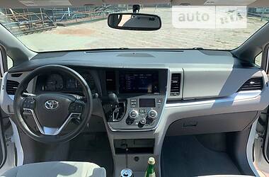 Мінівен Toyota Sienna 2017 в 