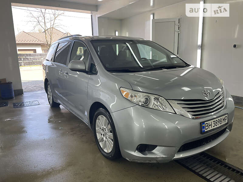 Мінівен Toyota Sienna 2015 в Ізмаїлі