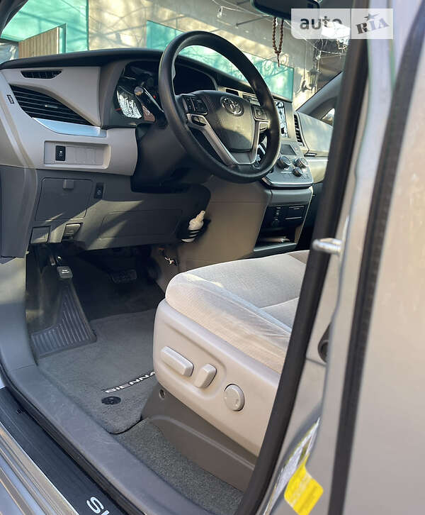 Мінівен Toyota Sienna 2015 в Ізмаїлі