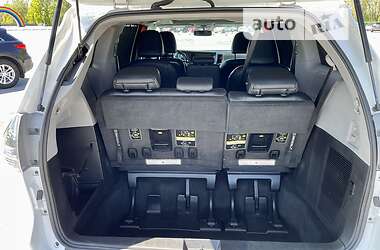 Мінівен Toyota Sienna 2015 в 