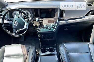 Мінівен Toyota Sienna 2015 в 
