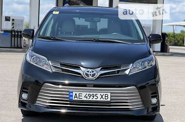 Мінівен Toyota Sienna 2017 в Дніпрі