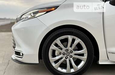 Минивэн Toyota Sienna 2020 в 