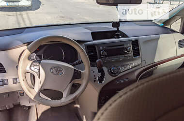 Минивэн Toyota Sienna 2014 в Умани