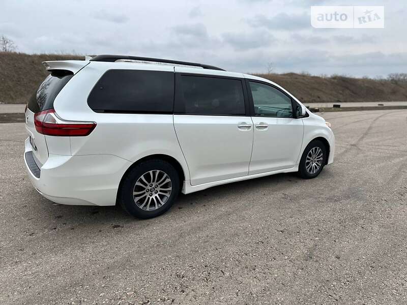 Минивэн Toyota Sienna 2018 в Одессе