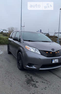 Минивэн Toyota Sienna 2011 в Ровно