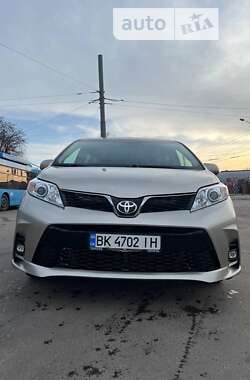 Минивэн Toyota Sienna 2016 в Ровно