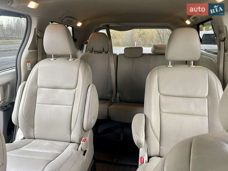 Мінівен Toyota Sienna 2019 в Умані