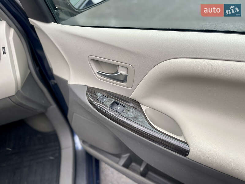 Мінівен Toyota Sienna 2019 в Умані