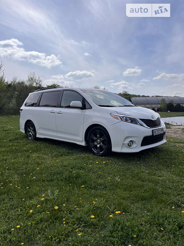 Мінівен Toyota Sienna 2016 в 