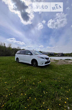 Мінівен Toyota Sienna 2016 в 