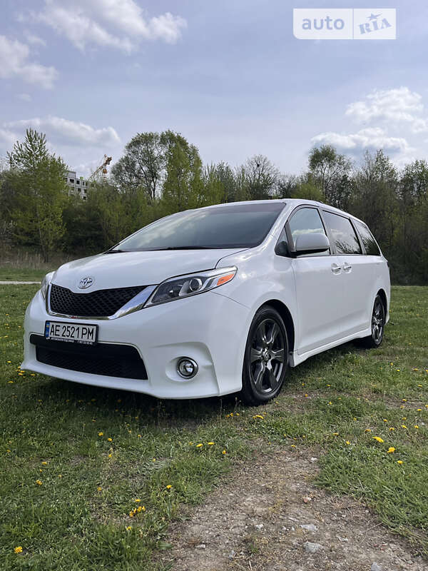 Минивэн Toyota Sienna 2016 в Днепре