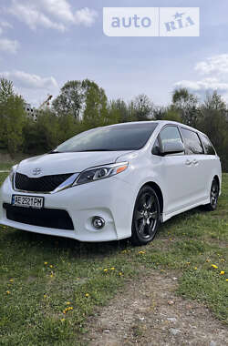 Мінівен Toyota Sienna 2016 в 