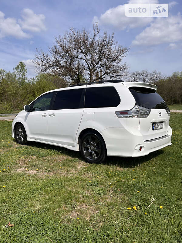Минивэн Toyota Sienna 2016 в Днепре
