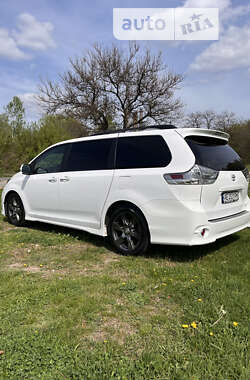 Мінівен Toyota Sienna 2016 в 