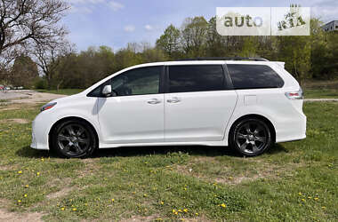 Мінівен Toyota Sienna 2016 в 