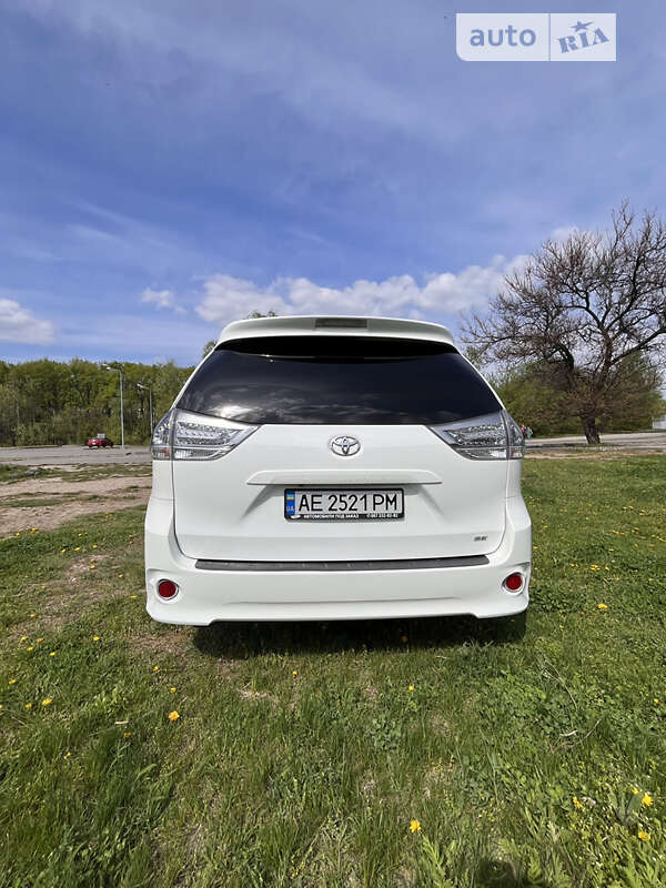 Минивэн Toyota Sienna 2016 в Днепре