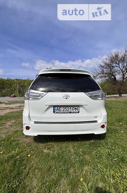 Мінівен Toyota Sienna 2016 в 