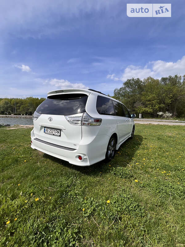 Минивэн Toyota Sienna 2016 в Днепре