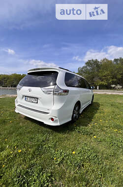 Мінівен Toyota Sienna 2016 в 