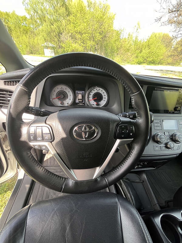 Минивэн Toyota Sienna 2016 в Днепре