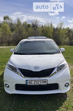 Мінівен Toyota Sienna 2016 в 