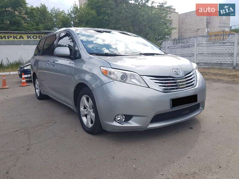 Минивэн Toyota Sienna 2015 в Киеве