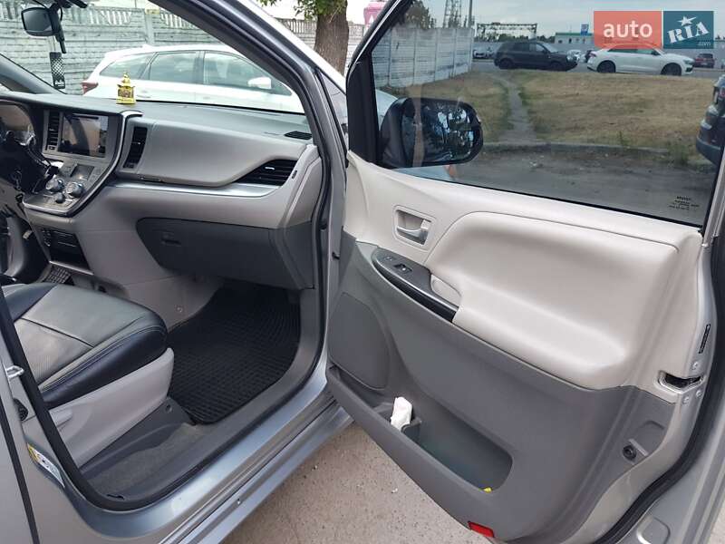 Минивэн Toyota Sienna 2015 в Киеве