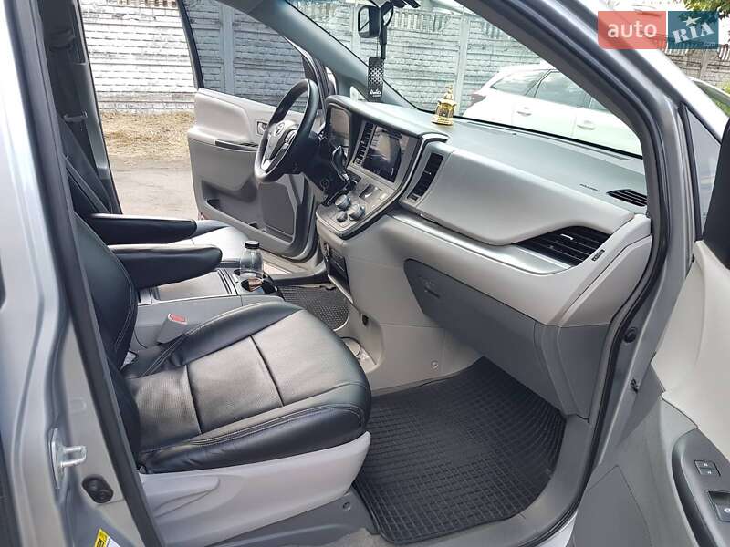 Минивэн Toyota Sienna 2015 в Киеве