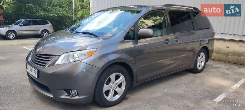 Минивэн Toyota Sienna 2016 в Киеве