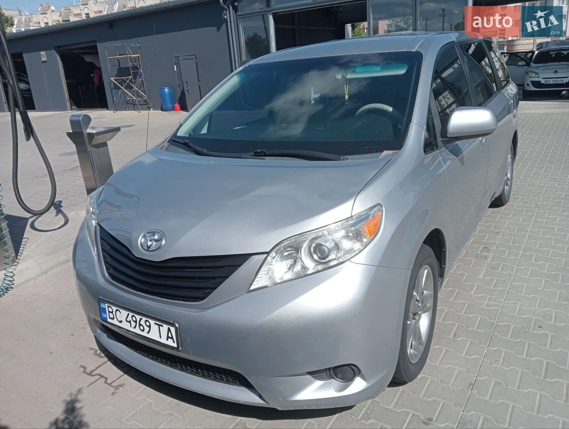 2010 Toyota Sienna - мініатюра 2