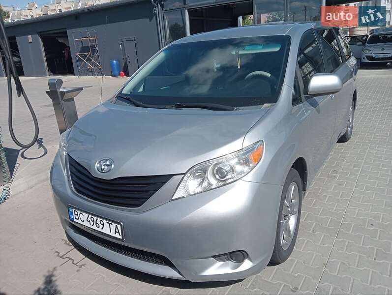 Мінівен Toyota Sienna 2010 в Шептицькому