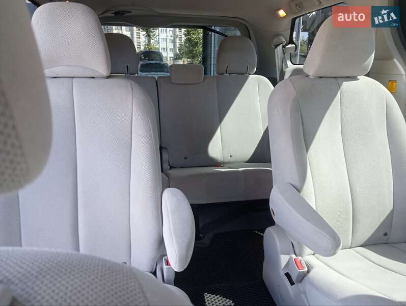 Мінівен Toyota Sienna 2010 в Шептицькому