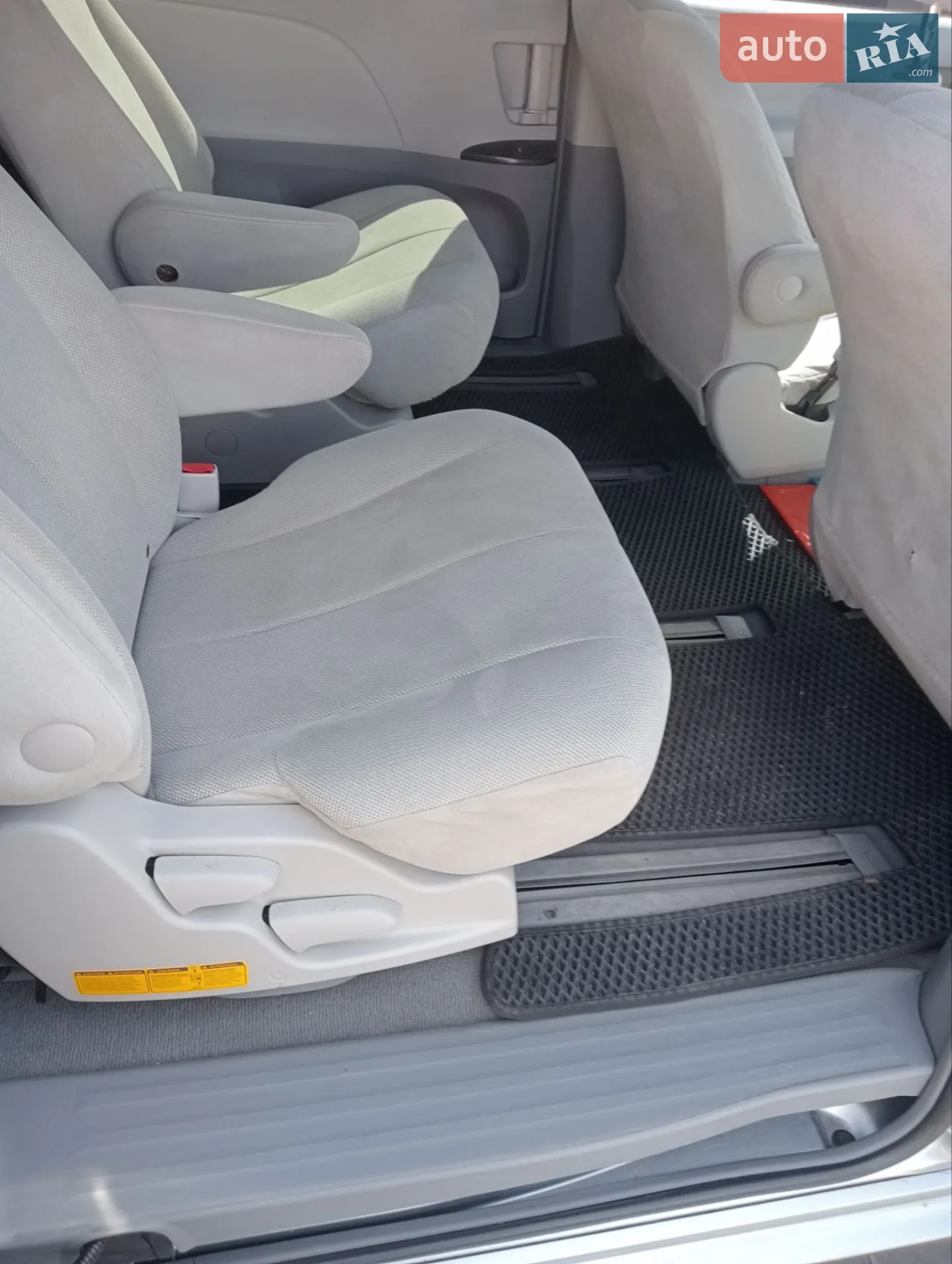 2010 Toyota Sienna - мініатюра 11
