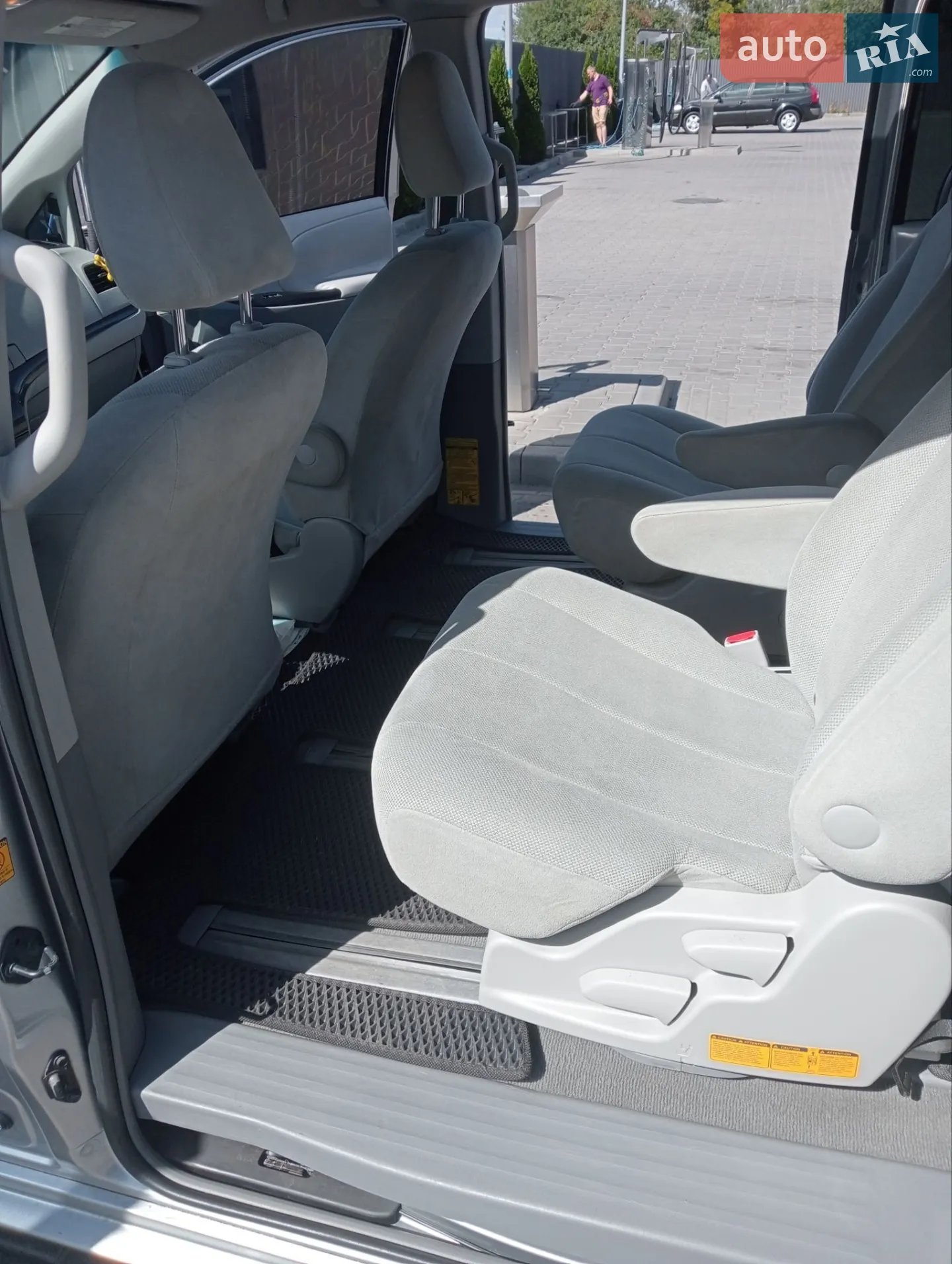2010 Toyota Sienna - мініатюра 19