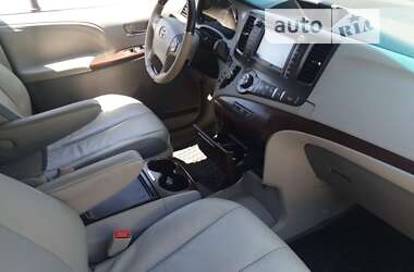 Минивэн Toyota Sienna 2012 в 