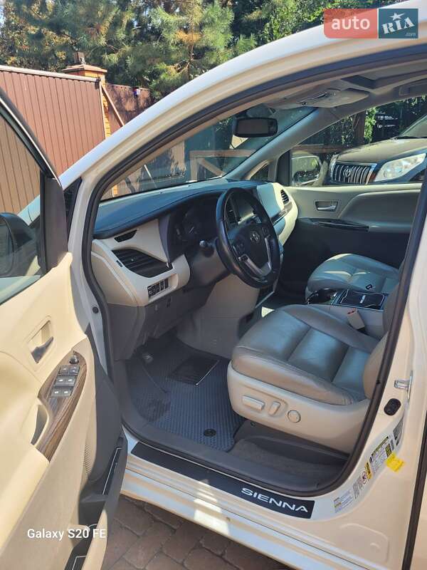 Минивэн Toyota Sienna 2016 в Киеве