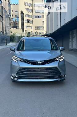 Минивэн Toyota Sienna 2023 в Киеве