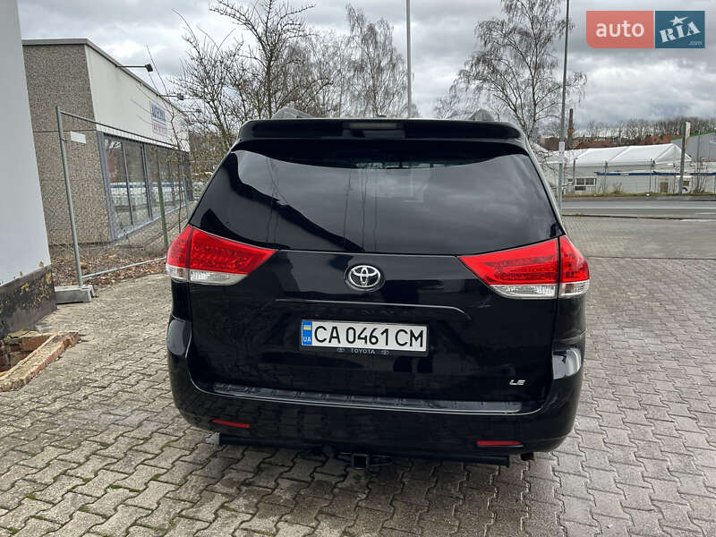 Минивэн Toyota Sienna 2013 в Ракитном