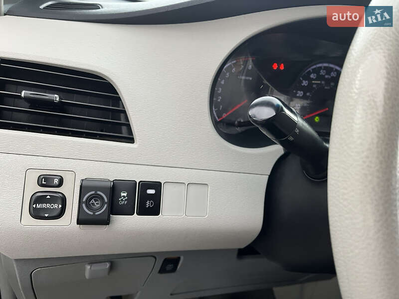 Минивэн Toyota Sienna 2013 в Ракитном