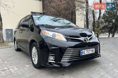 Минивэн Toyota Sienna 2017 в Днепре