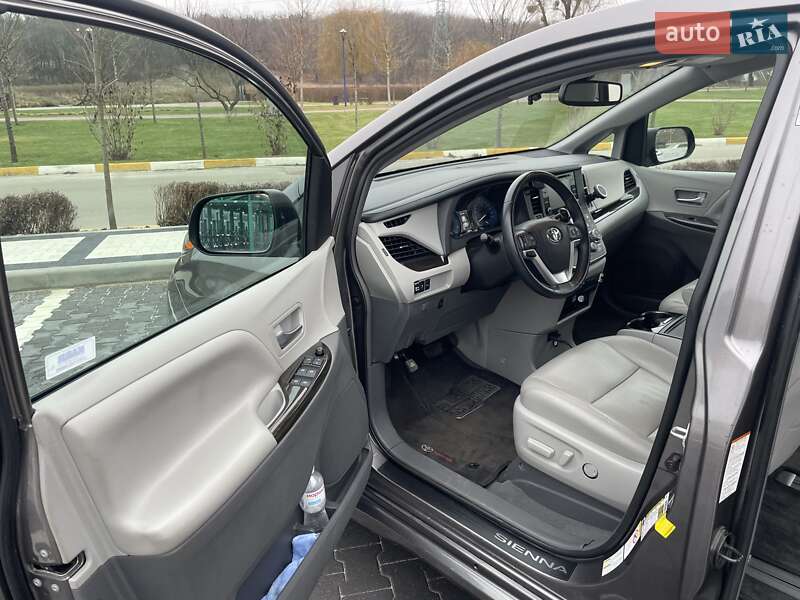 Мінівен Toyota Sienna 2019 в Києві