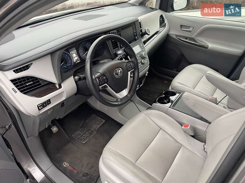 Мінівен Toyota Sienna 2019 в Києві
