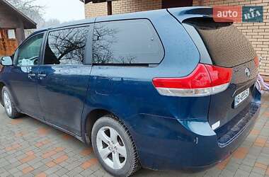 Минивэн Toyota Sienna 2010 в 