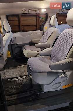 Минивэн Toyota Sienna 2010 в 
